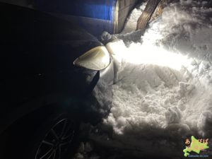 雪に突っ込んだ車
