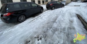 北海道の雪解けの道路